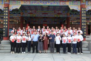 以实践绘就华彩人生，，用行动誊写闪亮未来