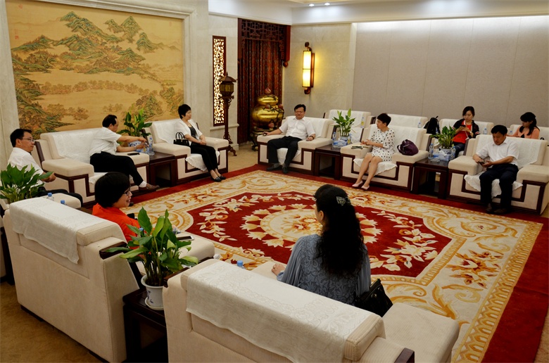 《中国医药报》副总编杨玲玲到仁和集团举行走下层调研 (1).jpg