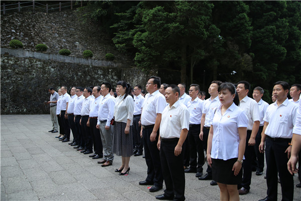 思念革命先烈 接受红色教育2.jpg